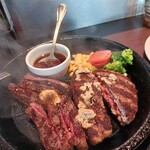 いきなりステーキ - オニオンソース（左）にオリジナルバター(右)