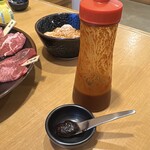 焼肉処 まるます家 - コチュジャン♬
      大人の辛いタレ♬