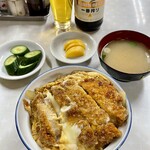大盛軒 - かつ丼には味噌汁と漬物が付く(別日撮影)