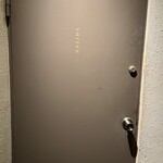 SHIZEN - シンプルな入り口、ちなみに扉は硬め