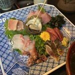 海人市場 - 特刺身定食のお刺身。真ん中のさざえは煮付け