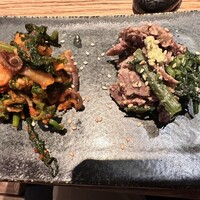 青山まんぷく - 左：イイダコと菜の花のキムチ、右：牛タンと春菊のナムル