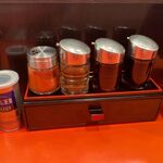 元祖ニュータンタンメン本舗 - 卓上調味料　思っていたより辛くなくても唐辛子が用意されているので安心です。