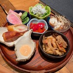 鶏と魚と炭火焼き 燈 - 季節のおばんざい5種盛り