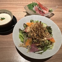音波 - 10品目のサラダと、さしみ