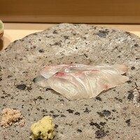 鮨 龍次郎 - お刺身：真鯛 鴨川
                    ブリっと引き締まった食感に鮮度の良さを感じます♪