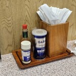 そ～れ - テーブル調味料(右の白いのは紙に包まれたフォーク)