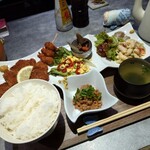 ほびーい喫茶店 - ジャンボチキンカツ納豆セット (お値段お任せ)。