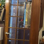 キャトルエピス ハンバーグカレー - 入り口近くには水