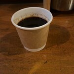 キャトルエピス ハンバーグカレー - セルフのインスタントコーヒー。カップが小さいので濃くなる