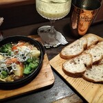 ワインバル 満月の夜は狼になる - ■HANROW　特製アヒージョ　バケット付き　935