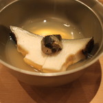 三谷 - 千葉 大原の ”鮑”　”身” と ”スープ” には、「Macon-Verze 2012 Puligny-Montrachet」を、”肝” には、「古伊万里　前　純米吟醸　雄町」を　(2014/08)