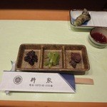 柳家錦 - 突き出しの一品、蜂の子は名物です