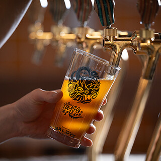 自社製造ビールや自然派ワインも充実！飲み比べが楽しめる◎