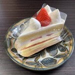 白十字 - 料理写真:苺のショートケーキ（横から）