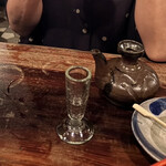 うりずん - カラカラという酒器 と 琉球グラスのぐい呑み  おっしゃれーーー！