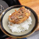 とんかつ 栄ちゃん - こうするのじゃ。これこそ至福のひととき也