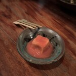 うりずん - 泡盛の良き友  豆腐よう 紅麹につかって チーズのような芳醇な味わい  竹串でチビチビやるのが 良い‼️