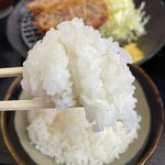 とんかつ 栄ちゃん - ごはんリフト。粒の輝きが素敵