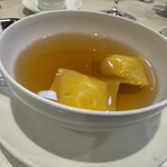 レストラン コートドール - アミューズ＝桜鱒とリコッタチーズのラビオリ、プイヤベースのコンソメ