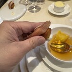 レストラン コートドール - アミューズ＝フランス産 14ヶ月熟成生ハムと金柑のマドレーヌサレ、リフトアップ