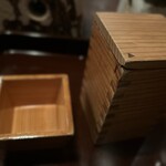 山形長屋酒場 - 手前の三角印から、日本酒がチョロチョロ出てきます