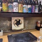 肉料理すが本 - カウンター席は焼き台付き