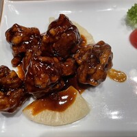 CANTON8 銀座店 - 酢豚。パイナップルの薄切りが下に敷いてある。 CANTON8 銀座店 - 酢豚。パイナップルの薄切りが下に敷いてある。