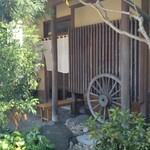 すしやのたい悟 - 駅寄りの道から見る店舗