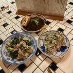 立呑み中華 起率礼 - 帆立のヒモ、ヨダレ鶏、ザーサイ入りの白和え（左から）