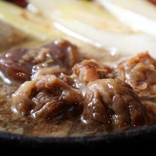 お肉の旨味がたっぷりな国産黒毛和牛すじ煮込みが絶品