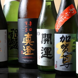 豊富な地酒をはじめ、自家製の本格ジンジャーエールなど揃う