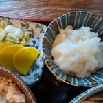 そば処 上代 - 漬物と大根おろし