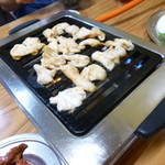 えはら - 2014.08 落とさないように注意しながらホルモンを焼きます。