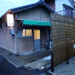 2014.08 民家のような外観です。場所は市役所から北へ行った一本西側の辻になります。