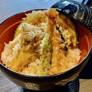 天丼や天ぷら、お酒に合うおつまみなどもご用意◎