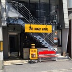 THE BURGER HOUSE 나미키점 - 히로시마 전철 후쿠ろ마치 전차 정류장에서 도보 5분 거리에 위치한 'THE BURGER HOUSE 나미키점'입니다.
                      2025년에 개업하였으며, 점주님과 남성 직원 1명으로 운영되고 있습니다.
                      노란 간판과 유리 벽, 열리는 문으로 내부가 보이는 편안한 분위기입니다.