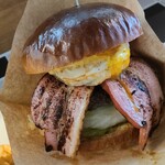 THE BURGER HOUSE 나미키점 - 베이컨 에그 버거(세금 포함 1,650엔)
                      베이컨과 계란 후라이, 상추를 번에 끼워 넣었습니다. 베이컨의 고소한 향과 기름의 맛, 바삭한 계란 후라이, 상추와 케첩 & 머스터드의 조화, 정석입니다.
                      마지막에는 손이 끈적끈적해집니다.