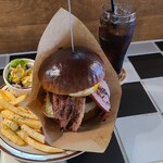 THE BURGER HOUSE 나미키점 - 요리① 베이컨 에그 버거(세금 포함 1,650엔) ② 야채 미니 샐러드《세트》 ③ 감자(세트: 세금 포함 400엔)
                      음료① 콜라(세금 포함 400엔)
                      요리와 음료를 포함한 총 결제 금액은 2,450엔입니다.