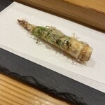てんぷら小野 - たけのこにマグロ節、大葉、パルミジャーノの組み合わせは絶品でした。大将のその場の思いつきらしいです！