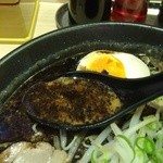 伝統熊本豚骨 伝 - 黒マー油