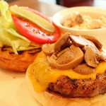 マティーニバーガー - チーズバーガーにマッシュルームトッピング(平日ランチ)