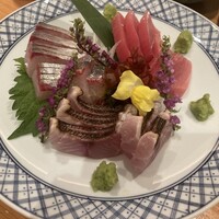 田家 - 縞鯵2000円　イサキ2000円　本鮪2400円