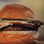バーガーショップホットボックス - グリルドアスパラガスベーコンモッツァレラチーズバーガー