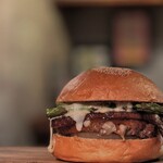 バーガーショップホットボックス - グリルドアスパラガスベーコンモッツァレラチーズバーガー