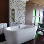 Tongsai Bay Cottages & Hotel - ゲストルーム／バスタブ付きのテラスリビング