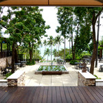 Tongsai Bay Cottages & Hotel - ホテル／レストランへの通路からビーチを見る