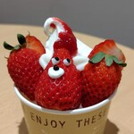 お菓子の蔵 太郎庵 - 料理写真:いちごのせたソフトクリーム