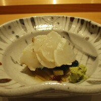 鮨 功 - 河豚のタタキ： 天然河豚のタタキの下には 数の子、法蓮草、なめこが敷かれています。