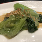 龍天門 - 青梗菜とレタスはしっとりした仕上がりで甘いオイスターソースとカリカリチップが効いています